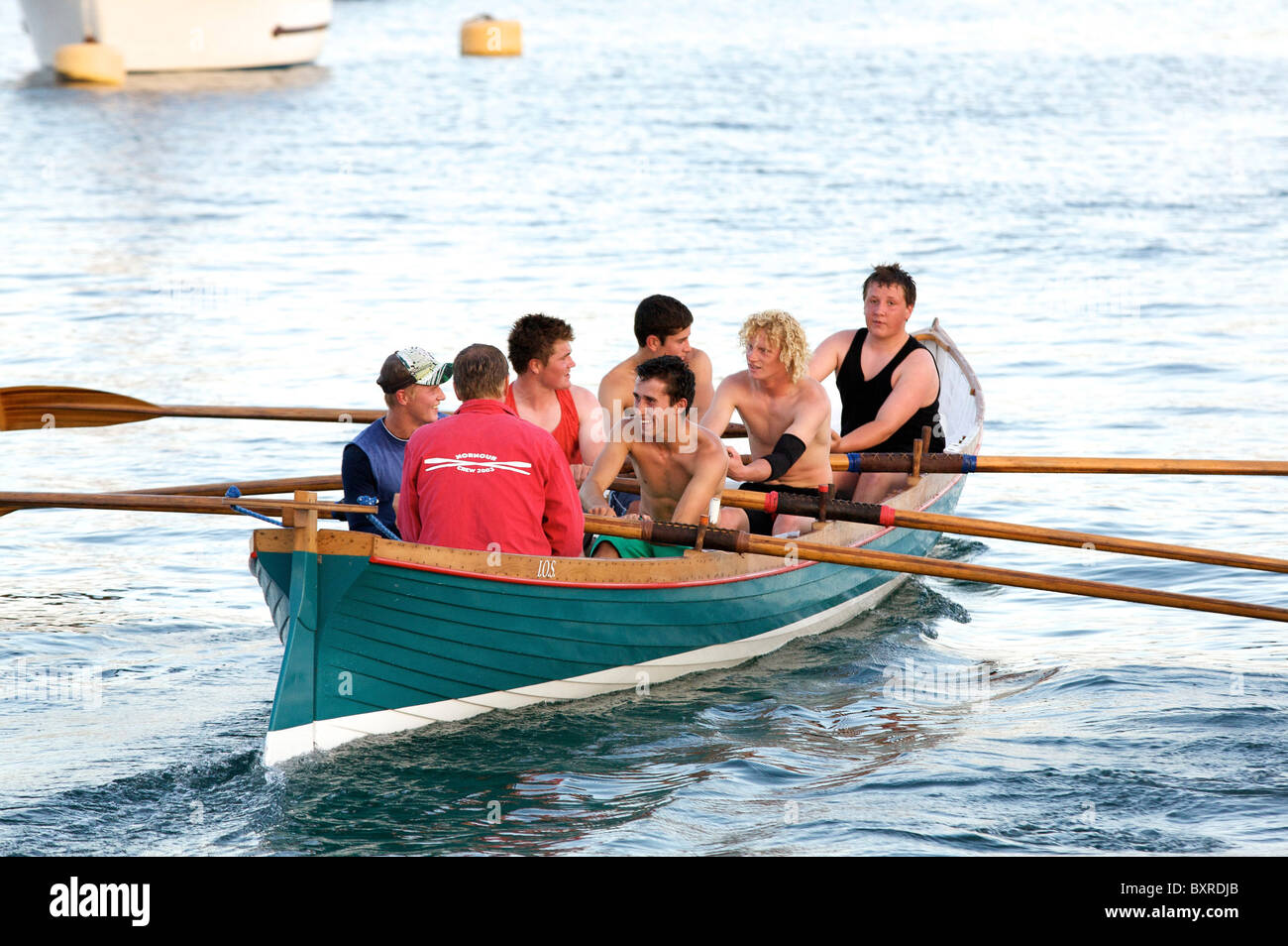 Concert pilote des bateaux de course, St Mary's Harbour, îles Scilly uk Banque D'Images