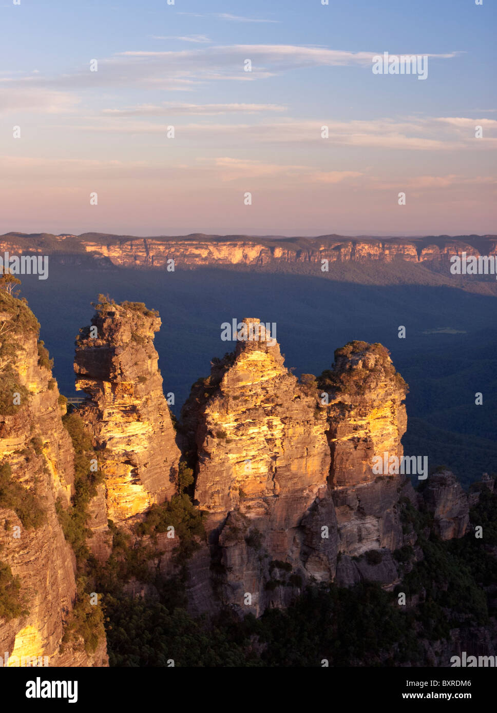 Le coucher du soleil illuminant les trois Sœurs rock formation à Echo Point, Katoomba, dans les Montagnes Bleues de la Nouvelle Galles du Sud Banque D'Images