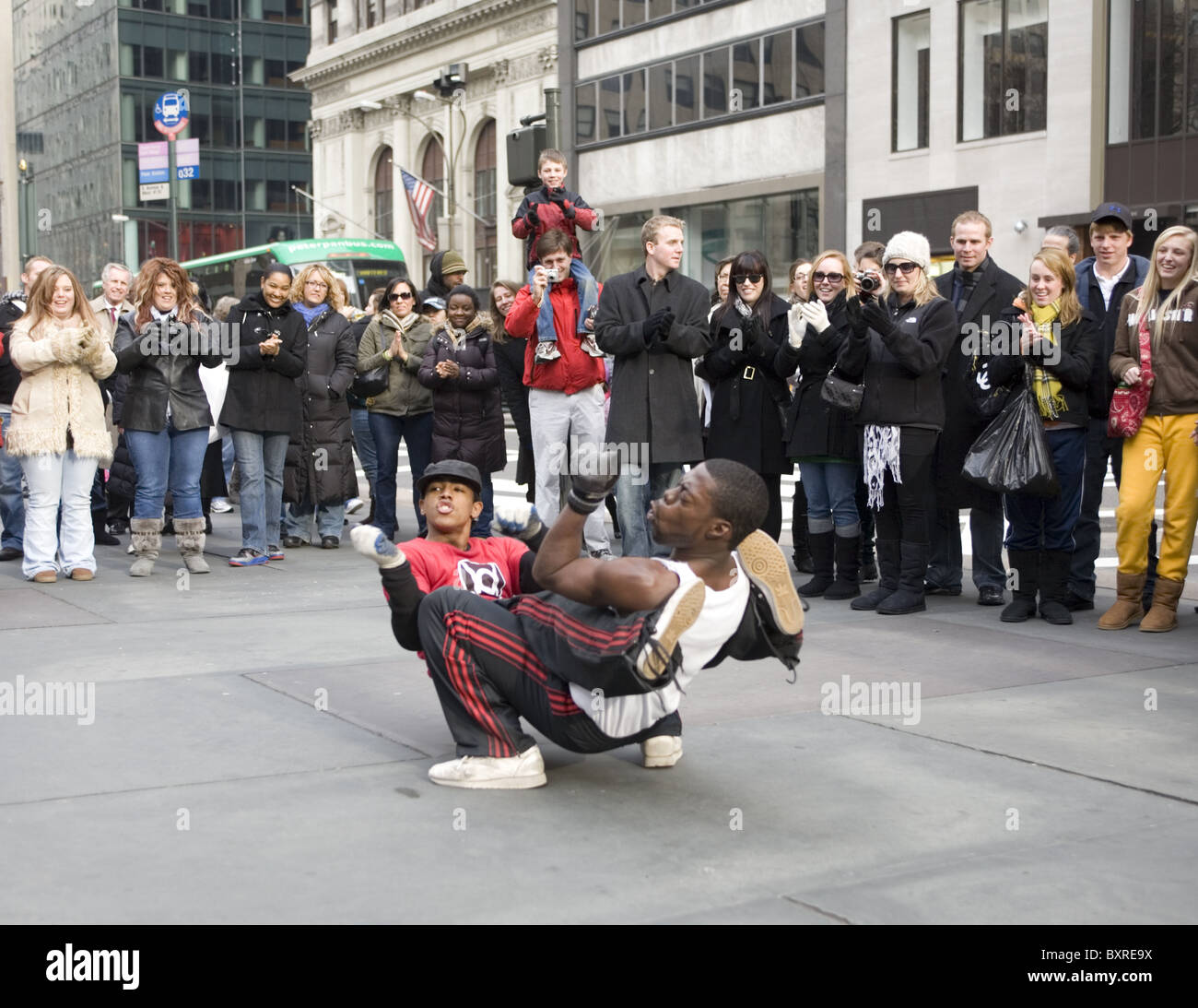 Danseurs de divertir la foule pause en face de la NY Public Library sur la 5e Avenue pendant la saison de vacances à New York. Banque D'Images