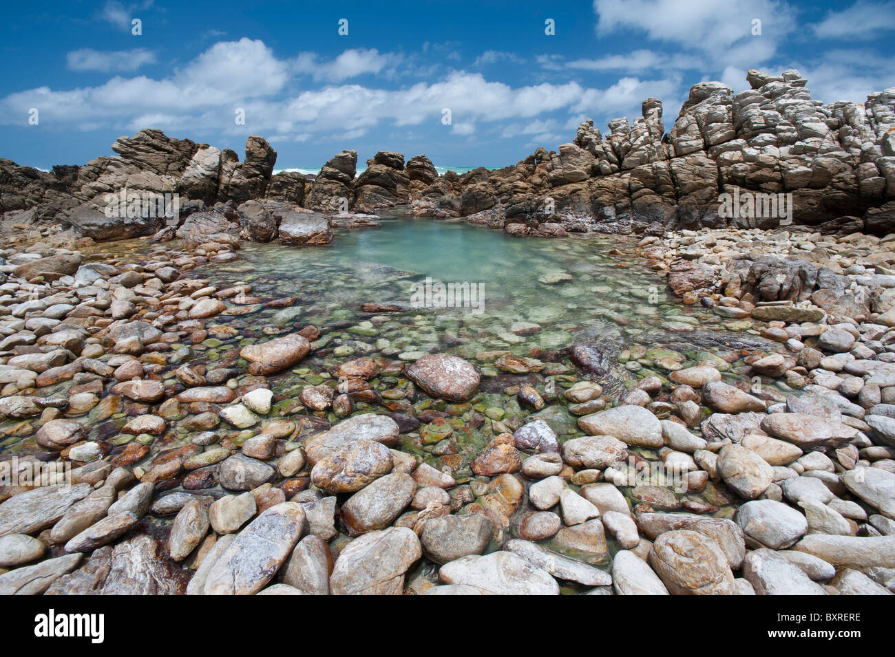 Des rochers et des cailloux le long de la côte, au Cap des aiguilles le point le plus sud de l'Afrique. L'Afrique du Sud, d'Overberg Banque D'Images