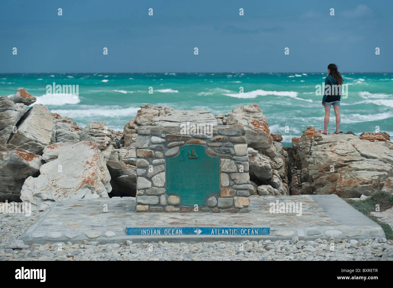 Le Monument à cap Agulhas qui marque la ligne de démarcation entre les océans Atlantique et Indien. L'Afrique du Sud, d'Overberg Banque D'Images