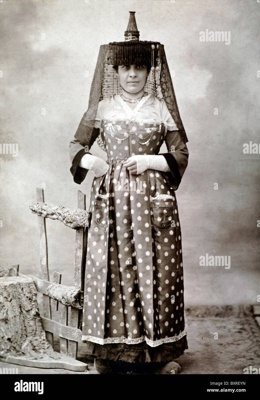 Portrait complet de la femme française en costume folklorique traditionnel ou folklorique, ou Costume folklorique de Mâcon, Bourgogne, France centrale (c1900) Banque D'Images