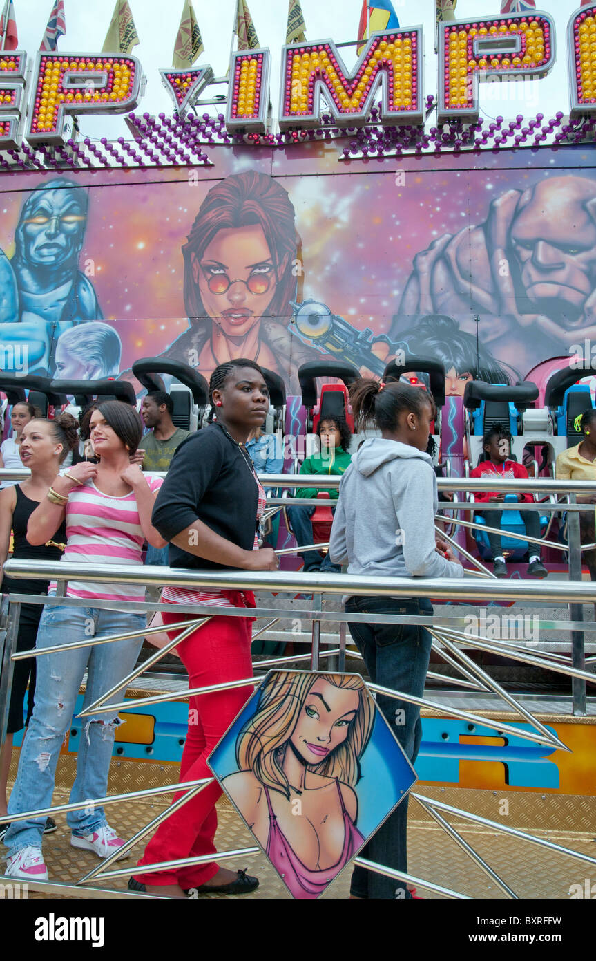 UK. L'Afro-caraïbes et blanc les jeunes à une fête foraine à Londres Banque D'Images