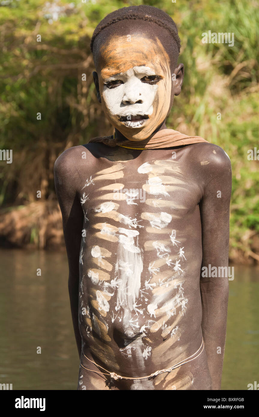 Surma garçon avec peintures corporelles, Kibish, vallée de la rivière Omo, en Ethiopie Photo