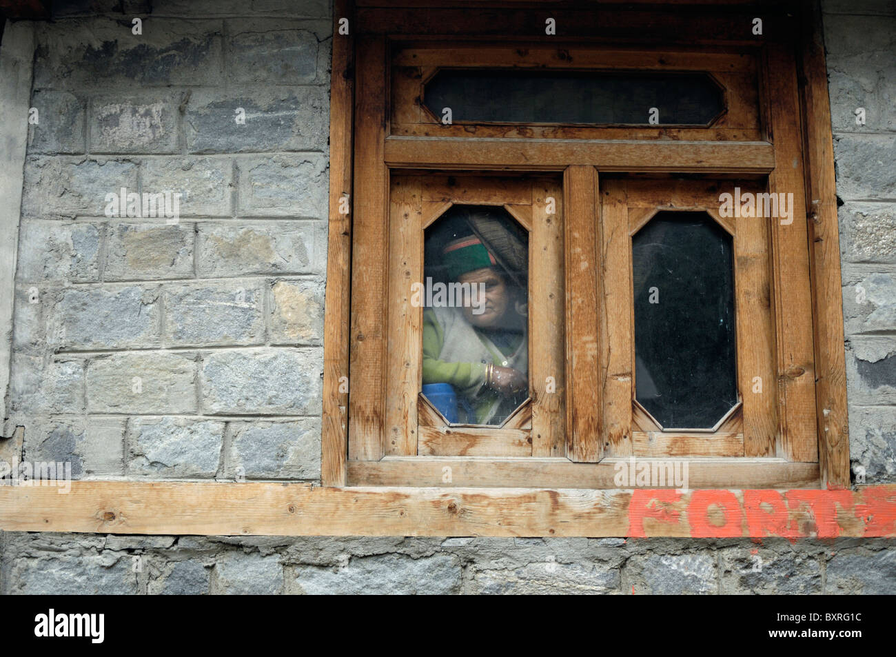 Les femmes dans le Nord de l'Inde donne à partir de sa fenêtre. Banque D'Images