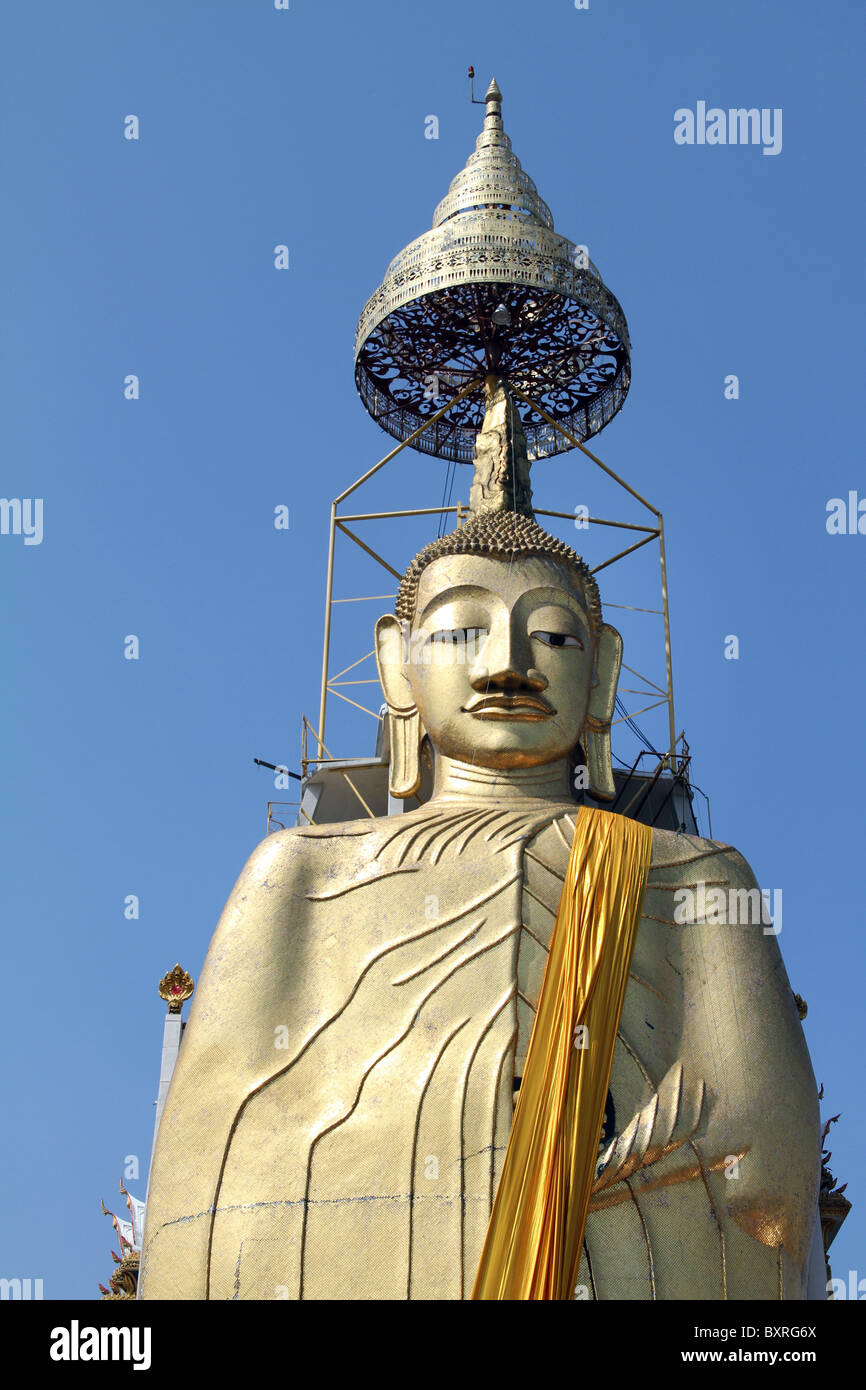 Statue du Bouddha d'or de Wat Intharawihan, le plus grand temple du Bouddha debout à Bangkok, Thaïlande Banque D'Images