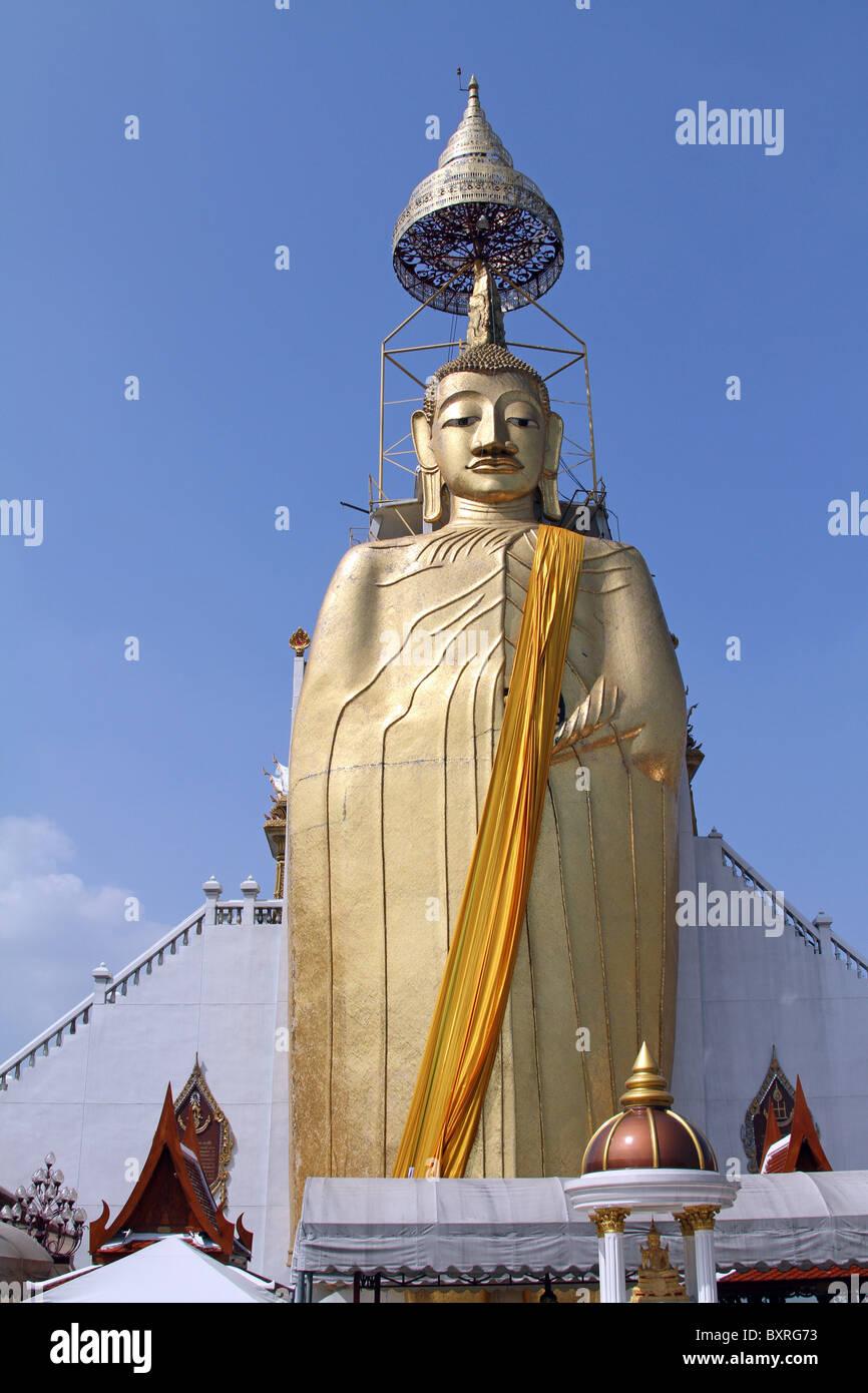 Statue du Bouddha d'or de Wat Intharawihan, le plus grand temple du Bouddha debout à Bangkok, Thaïlande Banque D'Images