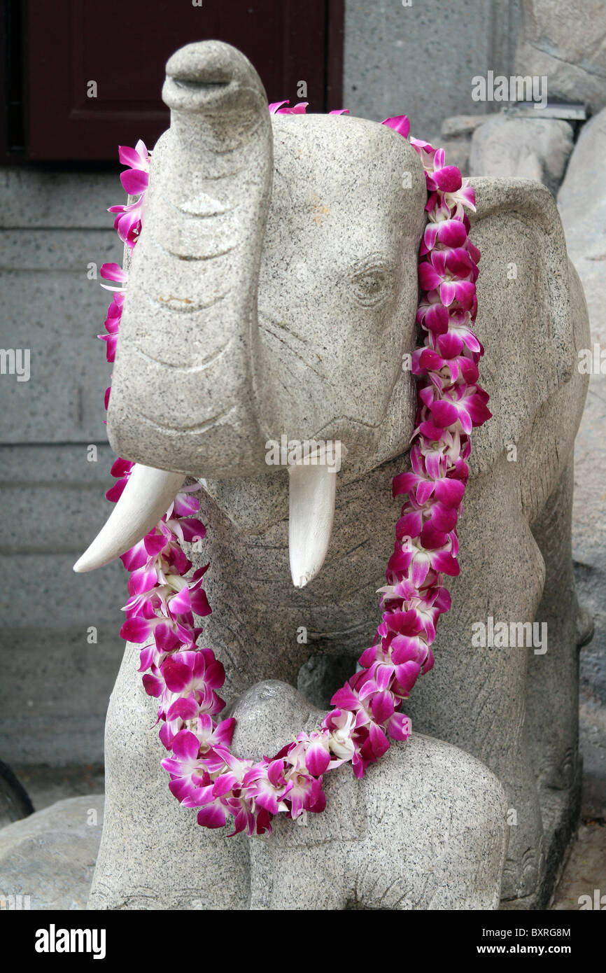 Statue de l'éléphant avec fleur rose garland à Bangkok, Thaïlande Banque D'Images