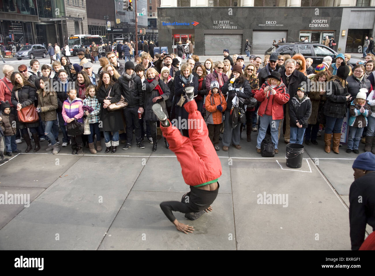 Danseurs de divertir la foule pause en face de la NY Public Library sur la 5e Avenue pendant la saison de vacances à New York. Banque D'Images