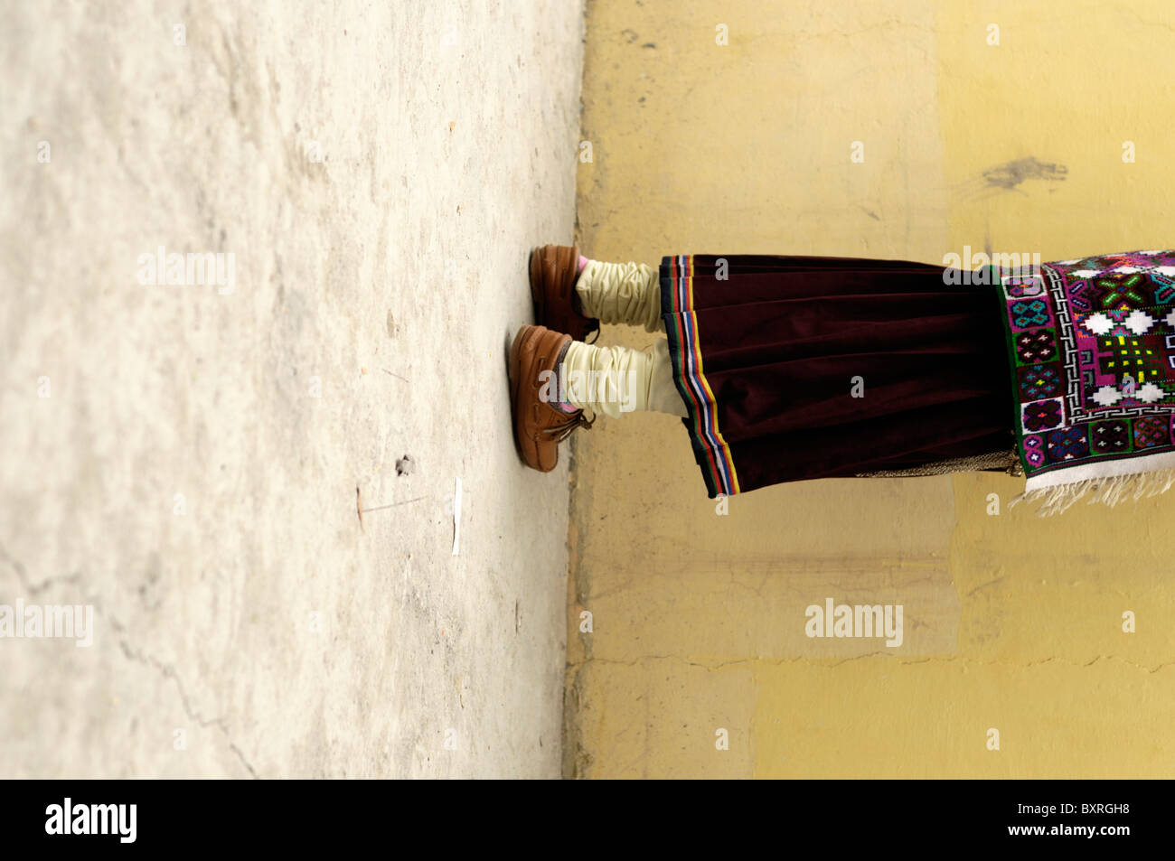 Une femme en costume traditionnel du Tibet Banque D'Images