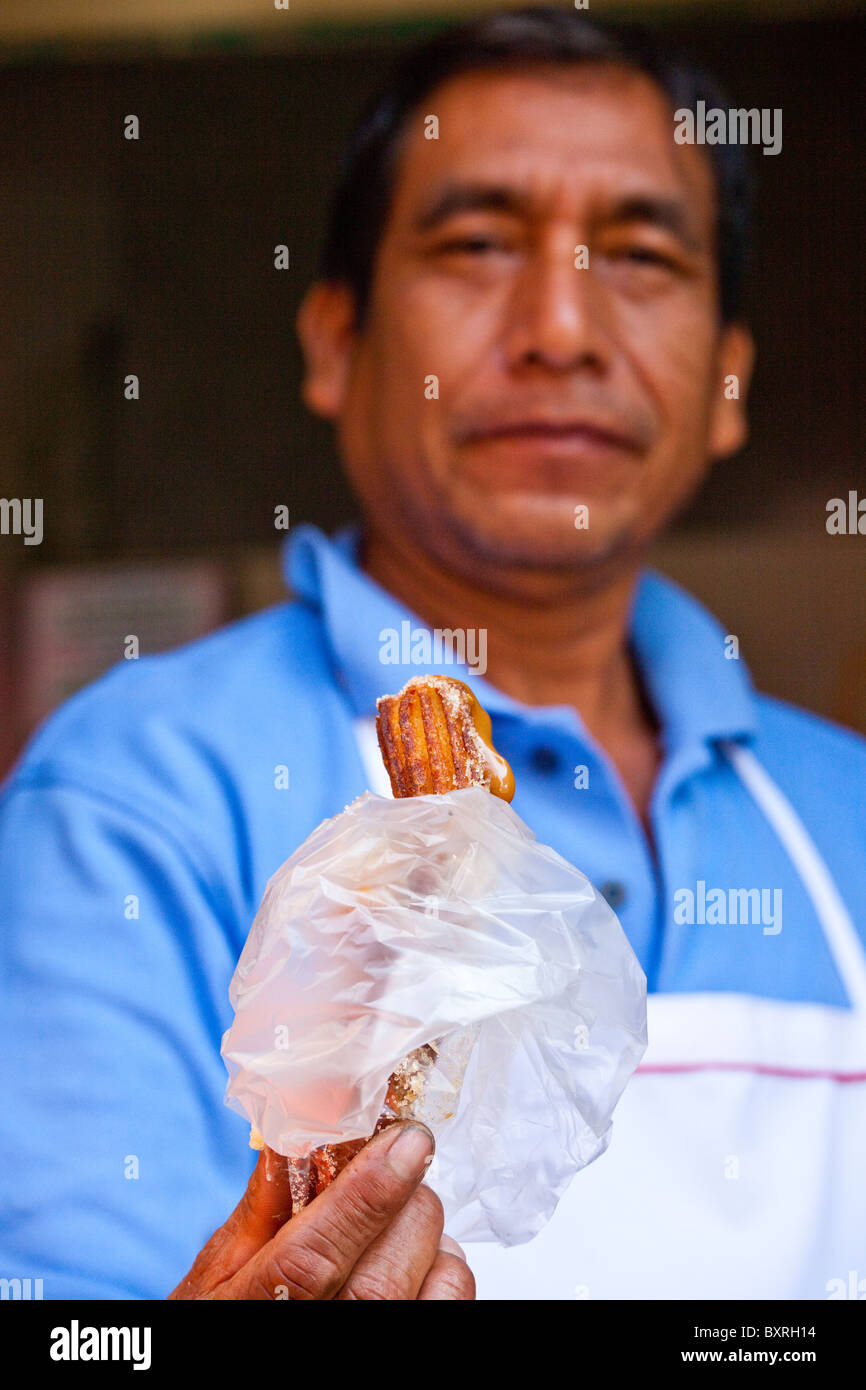 Churros chile rellenos accompagné panier à Coyoacan, Mexico, Mexique Banque D'Images