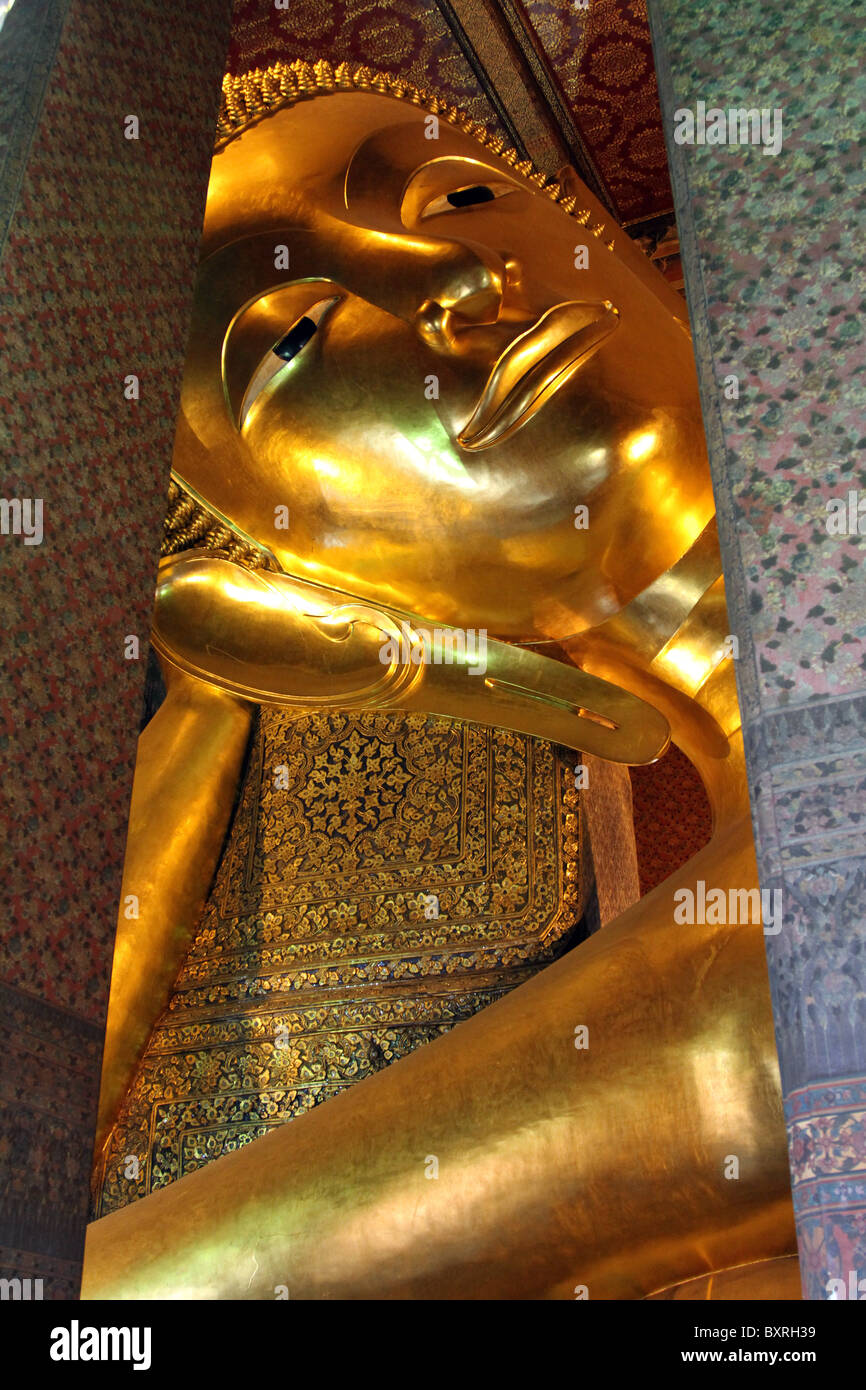 Visage de la statue de Bouddha couché d'or au Temple de Wat Pho à Bangkok, Thaïlande Banque D'Images