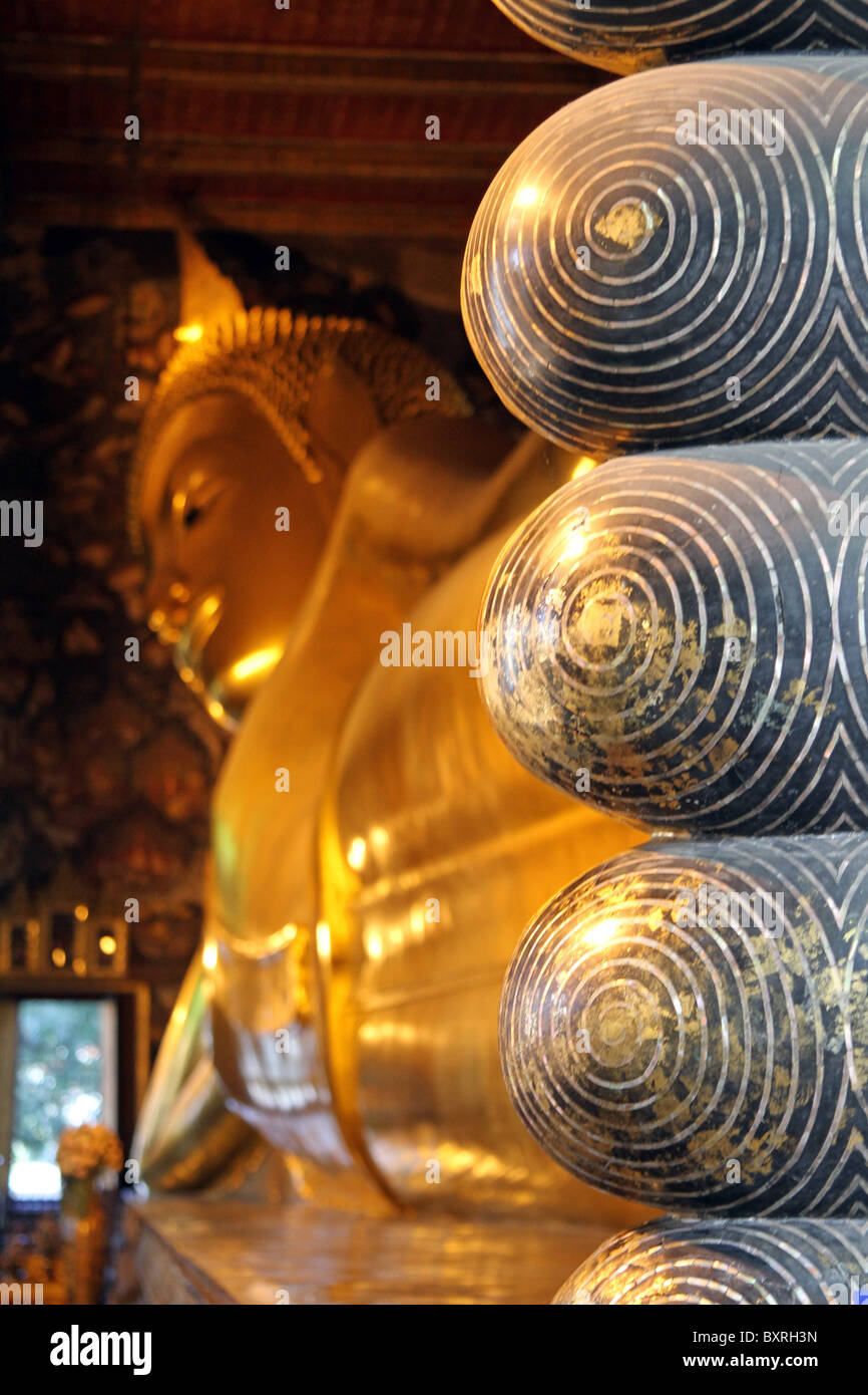 Pieds de la statue de Bouddha couché d'or au Temple de Wat Pho à Bangkok, Thaïlande Banque D'Images