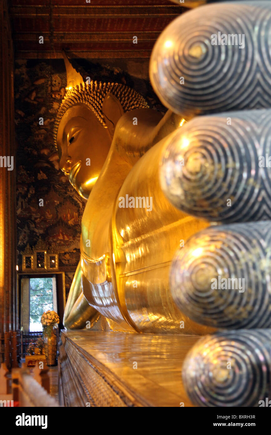 Pieds de la statue de Bouddha couché d'or au Temple de Wat Pho à Bangkok, Thaïlande Banque D'Images