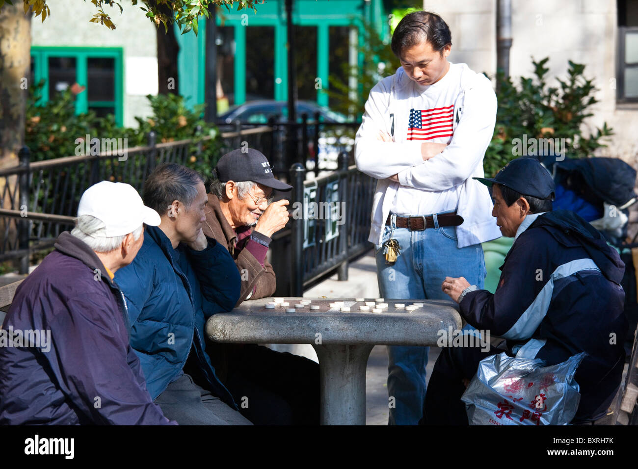 Les Américains chinois jouant Xiang qi, ou échecs chinois dans Columbus Park, Chinatown, New York City Banque D'Images