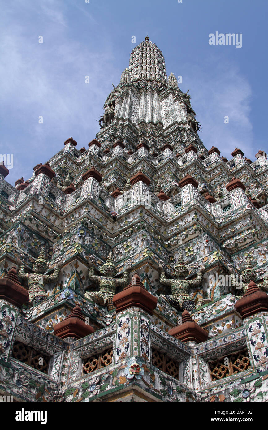 La porcelaine chinoise prang au Wat Arun, Temple de l'aube à Bangkok, Thaïlande Banque D'Images