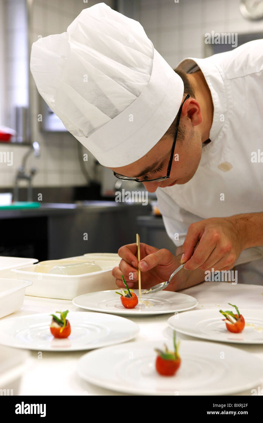 Un chef prépare un amuse-bouche au Restaurant Didier De Courten à Sierre, Suisse Banque D'Images