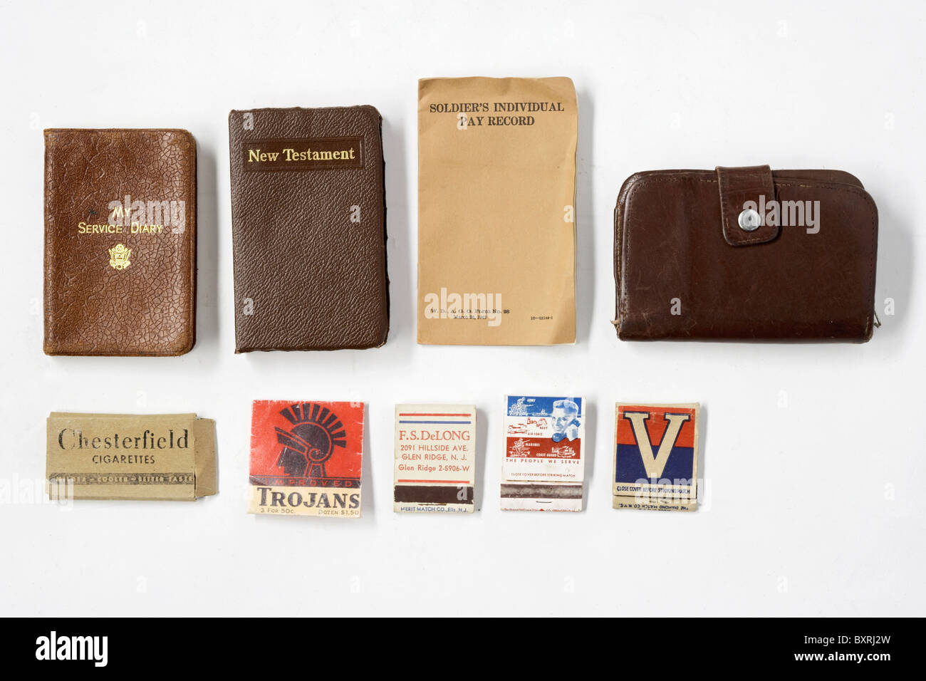 La seconde guerre mondiale soldier's pay record book, d'allumettes, de cuir journal, bible et portefeuille comme portés par des parachutistes US Banque D'Images