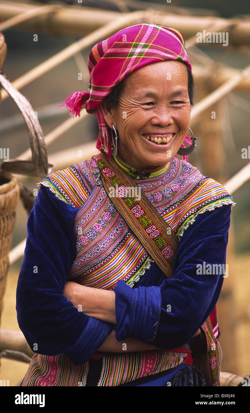 Femme Hmong fleurs au marché de Cancau, près de Bac Ha. Lao Cai Province, le nord du Vietnam. Banque D'Images