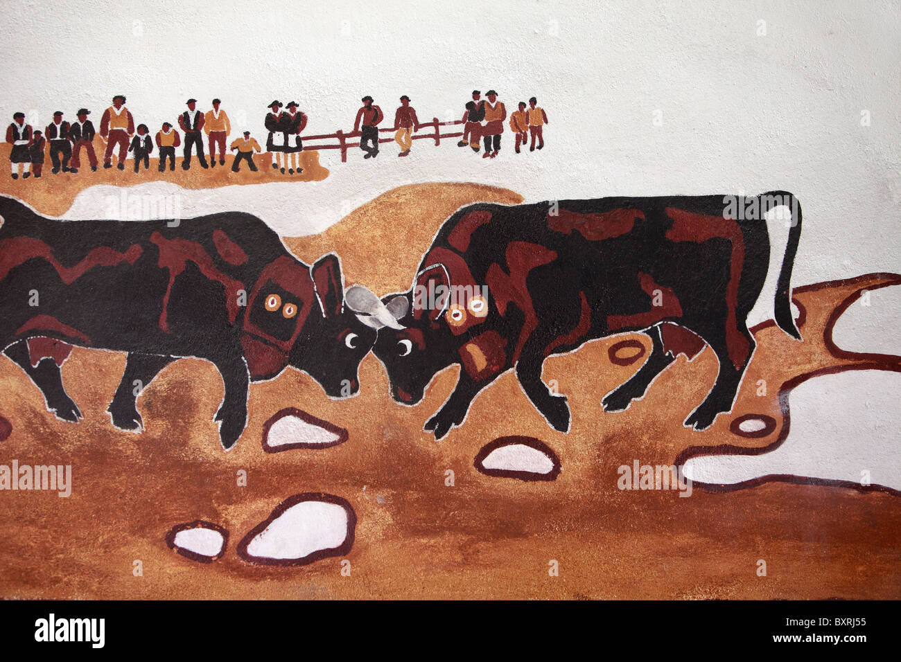 Une peinture murale représentant les combats de vaches Herens la course dans le village de Vercorin en Valais, Suisse Banque D'Images