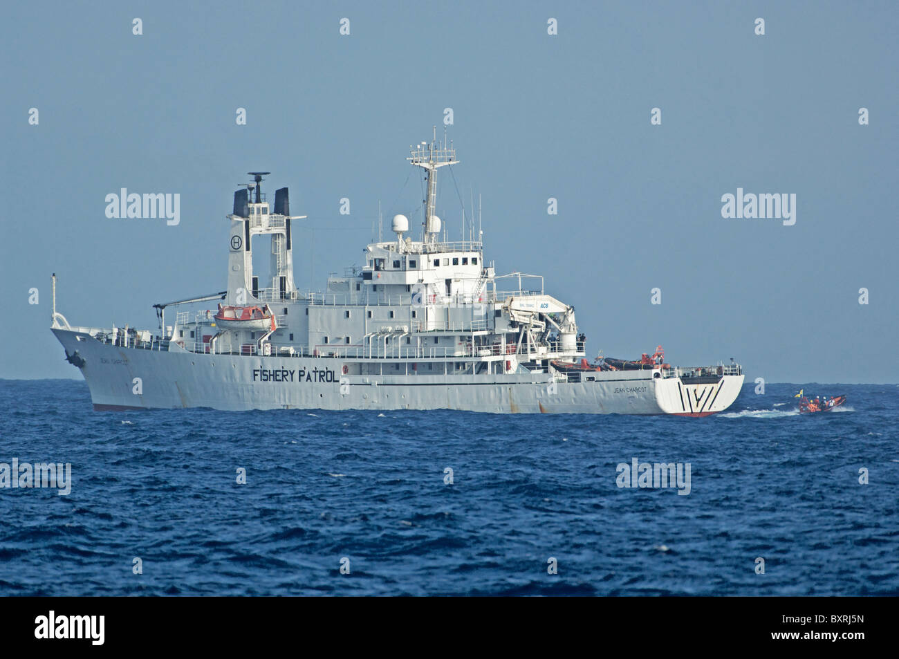 Le navire d'inspection de la pêche du thon le Jean Charcot la saison de pêche du thon rouge. Mer Méditerranée Banque D'Images