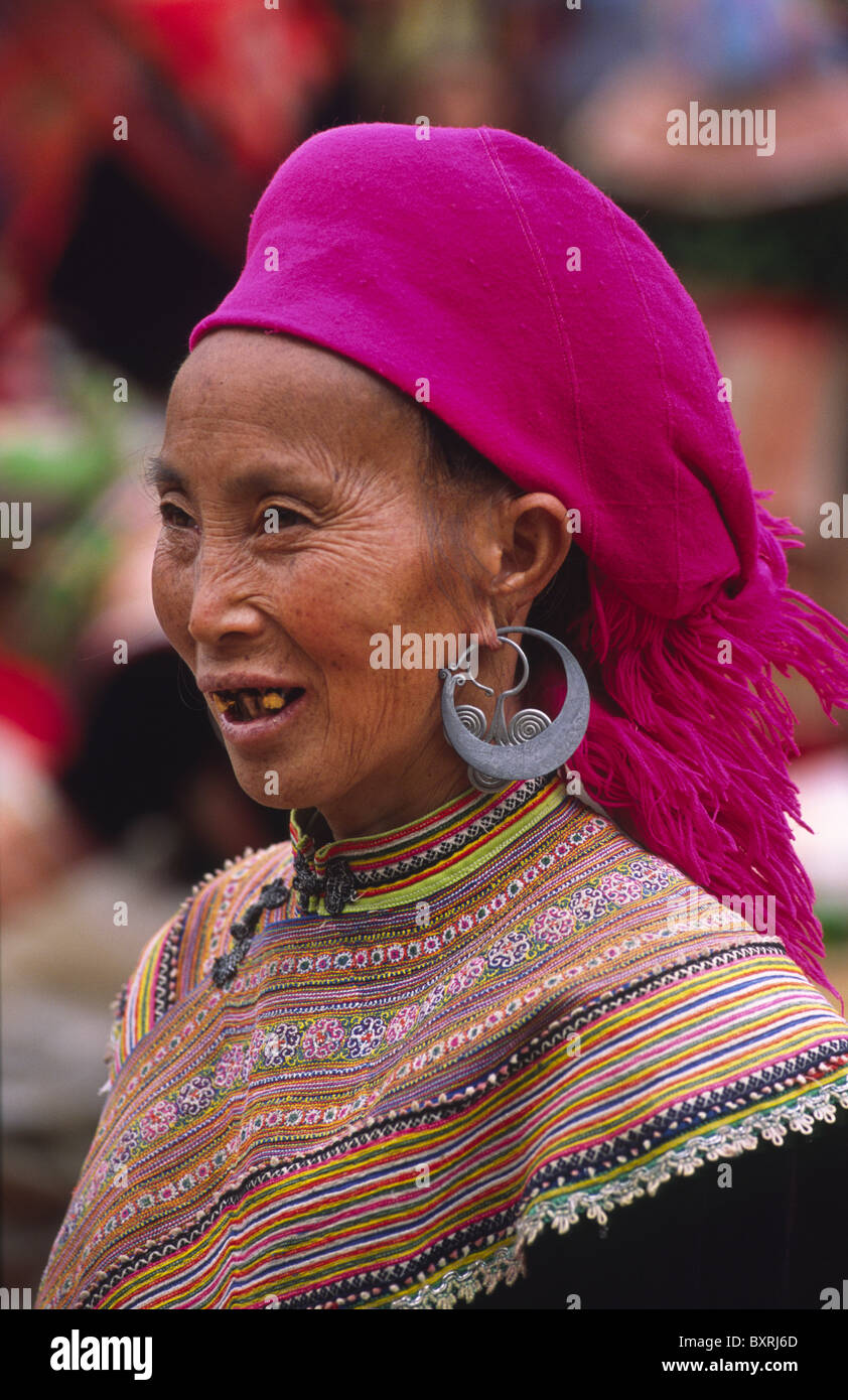 Femme Hmong fleurs au marché de Cancau. Lao Cai Province, le nord du Vietnam. Banque D'Images