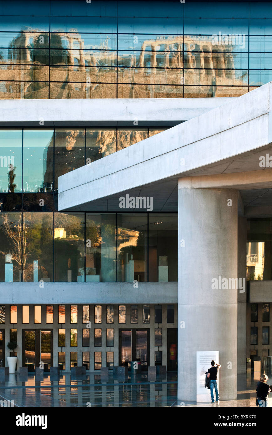 Le Parthénon et Acropole reflétée dans les fenêtres du nouveau Musée de l'Acropole, Athènes, Grèce Banque D'Images