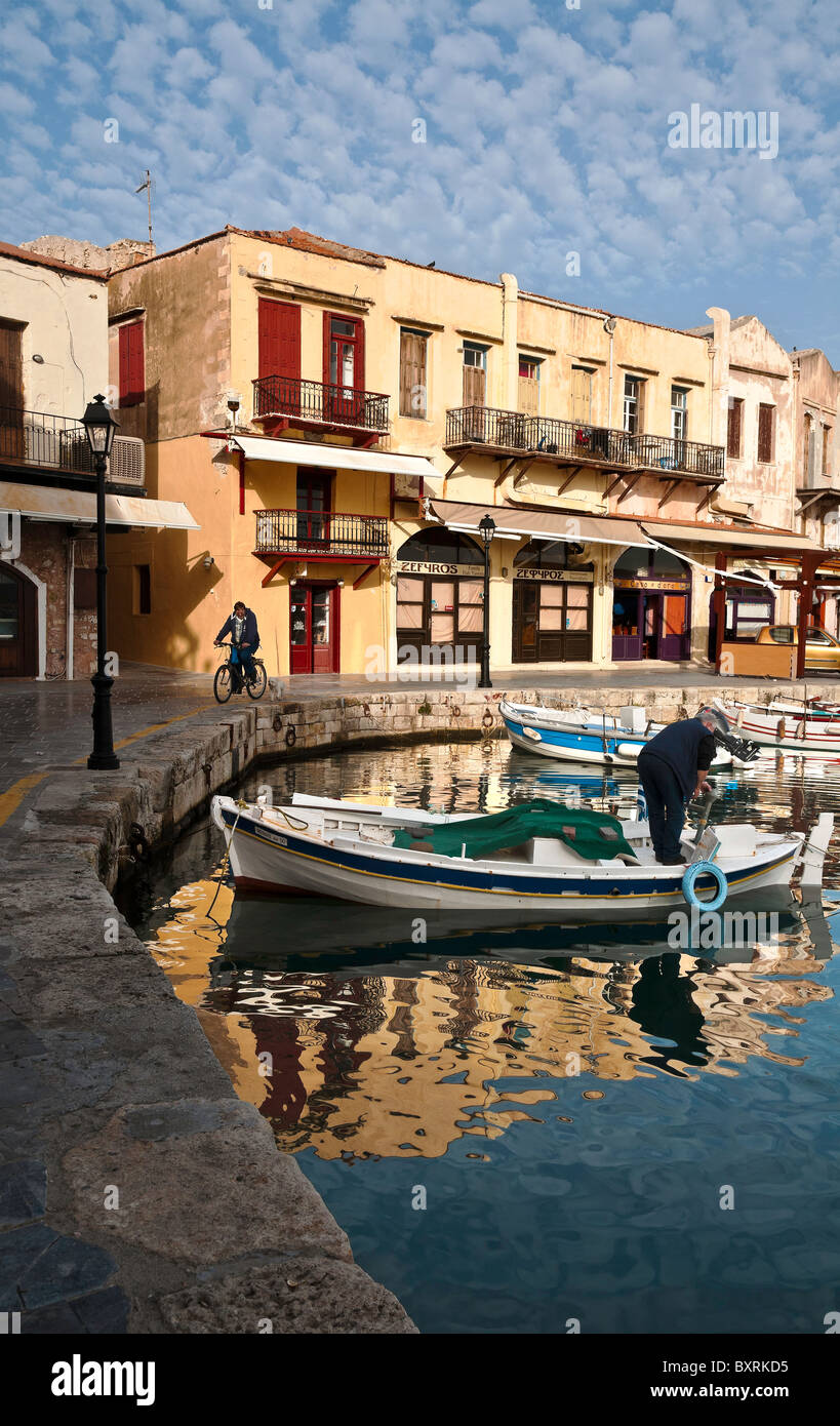 Tôt le matin dans le vieux port à Rethymnon sur l'île de Crète avec ses bâtiments colorés et Ottoman Vénitien. Banque D'Images