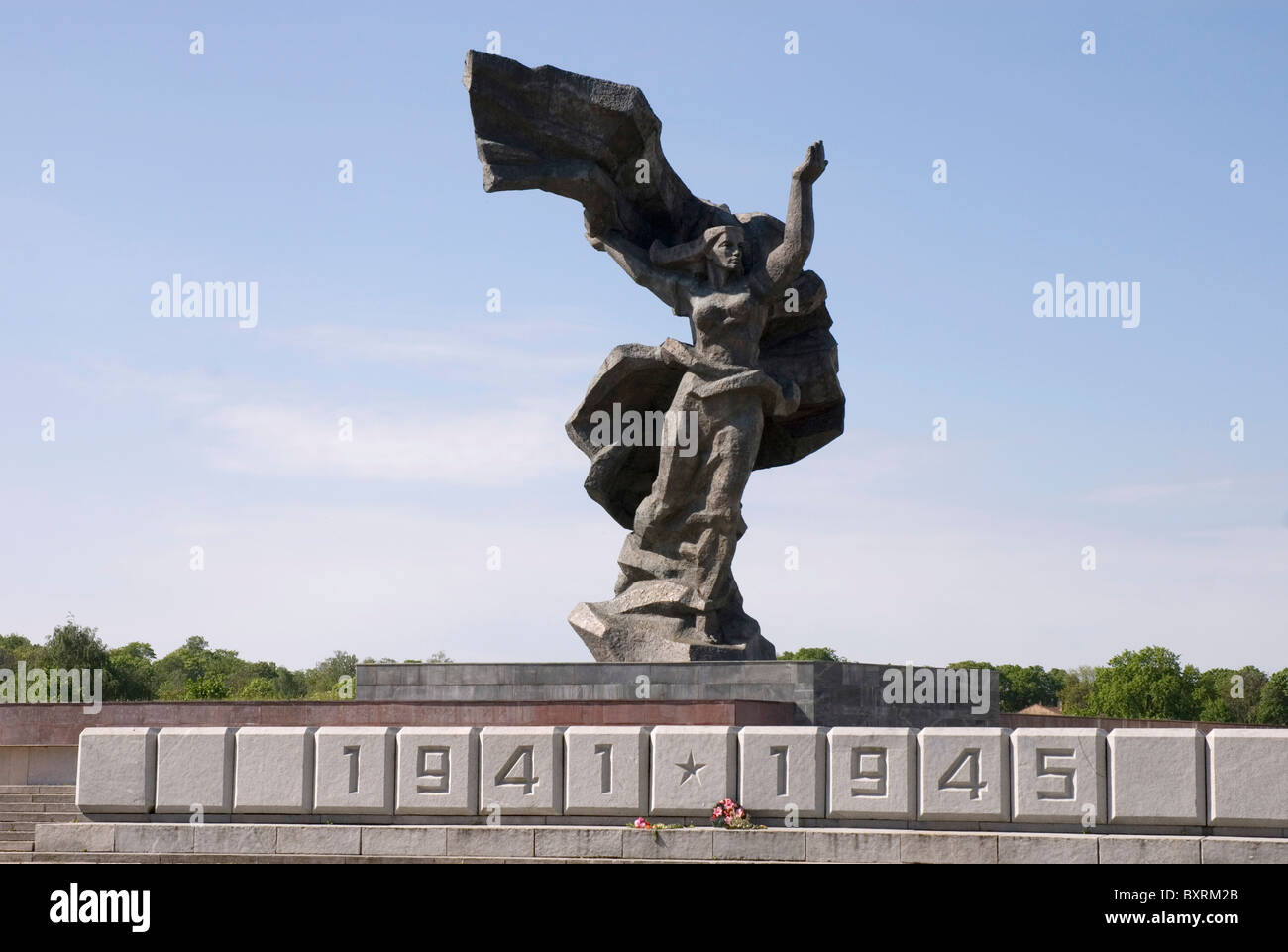 La Lettonie, Riga, Victory park, Monument commémoratif de guerre soviétique, vue d'une statue Banque D'Images