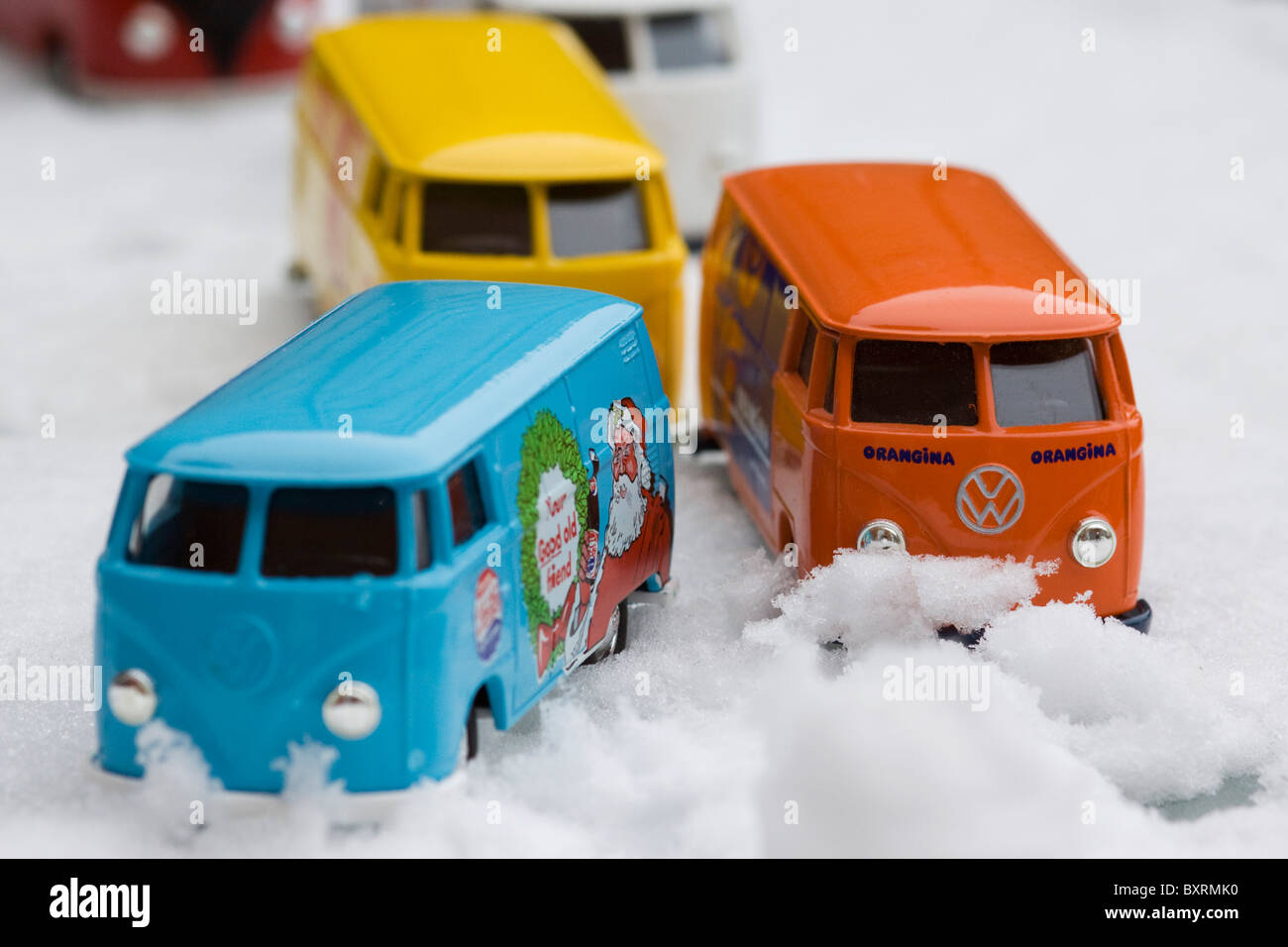 Collection de modèles de jouets de Volkswagen partage de l'écran de bord cars sur la neige Banque D'Images