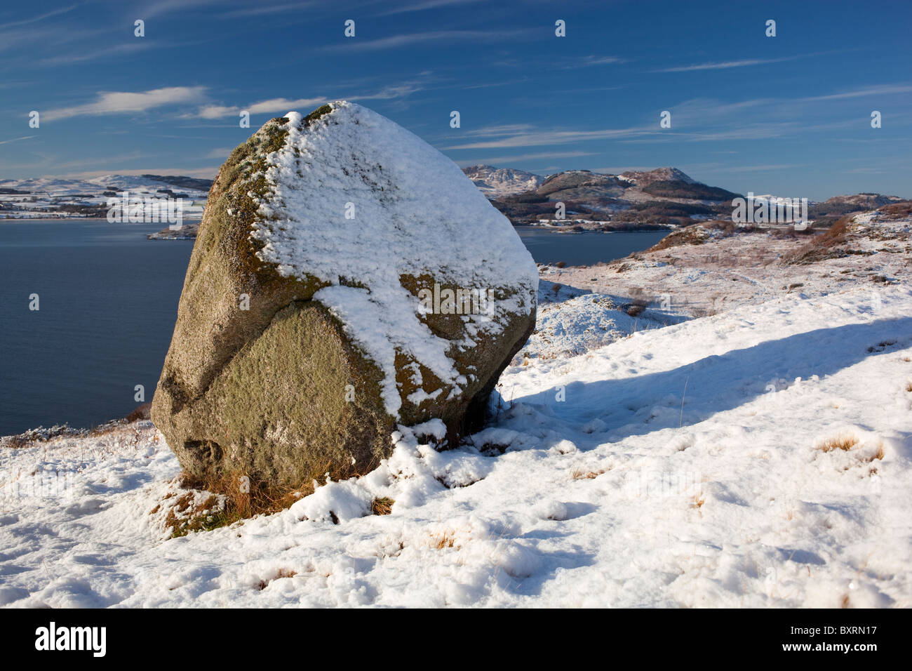 Paysage hiver neige panoramique bloc de granite erratiques assis sur le point d'Almorness Moyl à Galloway Scotland UK Banque D'Images