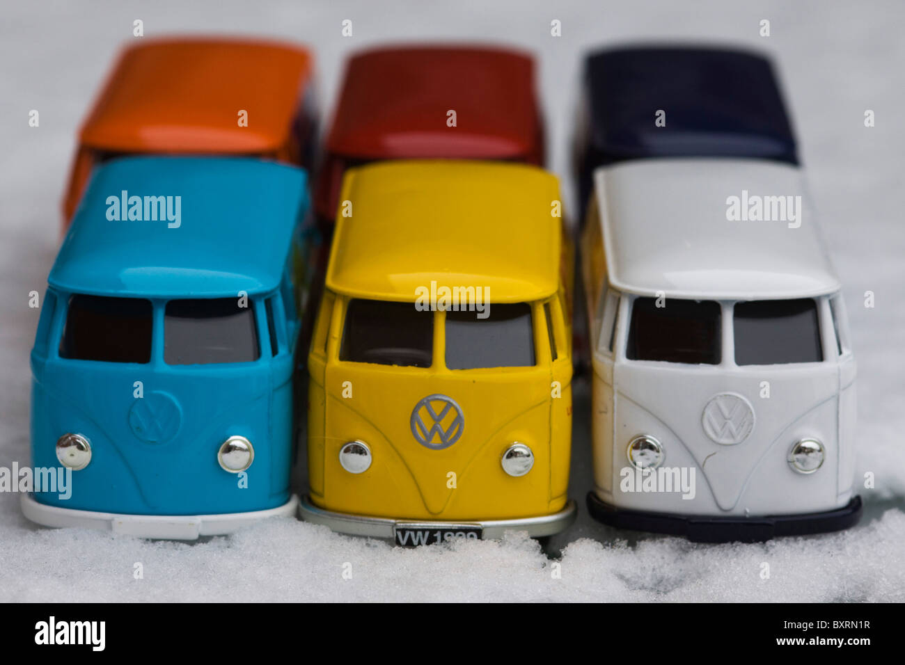 Collection de modèles de jouets de Volkswagen partage de l'écran de bord cars sur la neige Banque D'Images