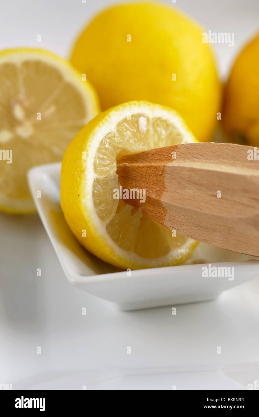 Citrons frais avec centrifugeuse en bois Banque D'Images