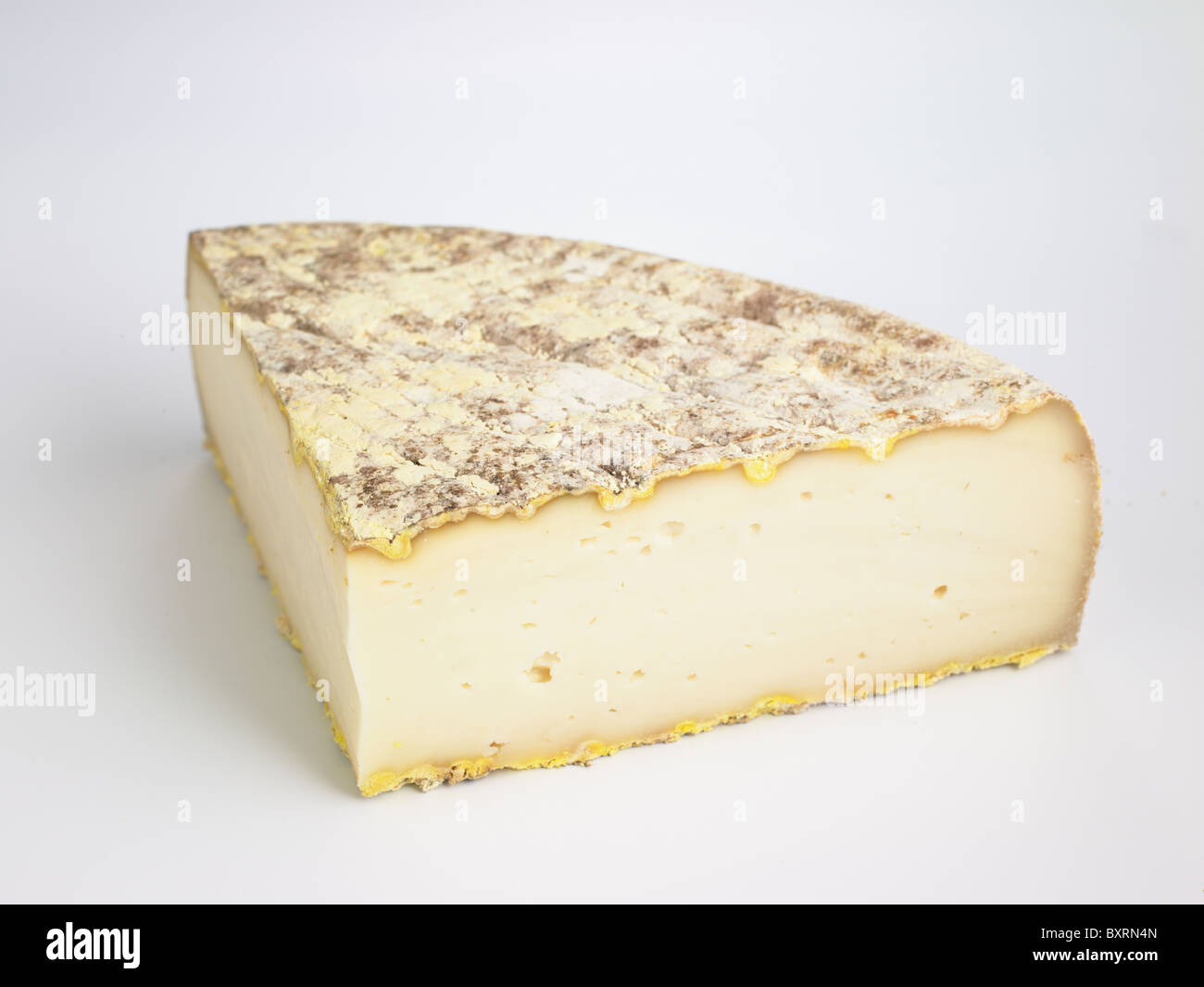 Tranche de chèvre ou Français Fouchtra fromage au lait de vache, close-up Banque D'Images