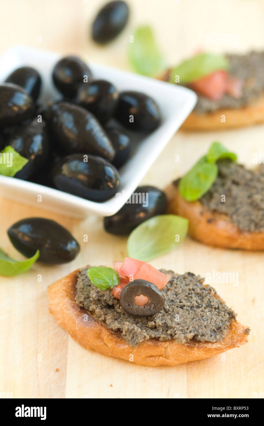 Tapenade frais traditionnels - pâte d'olive sur du pain Banque D'Images