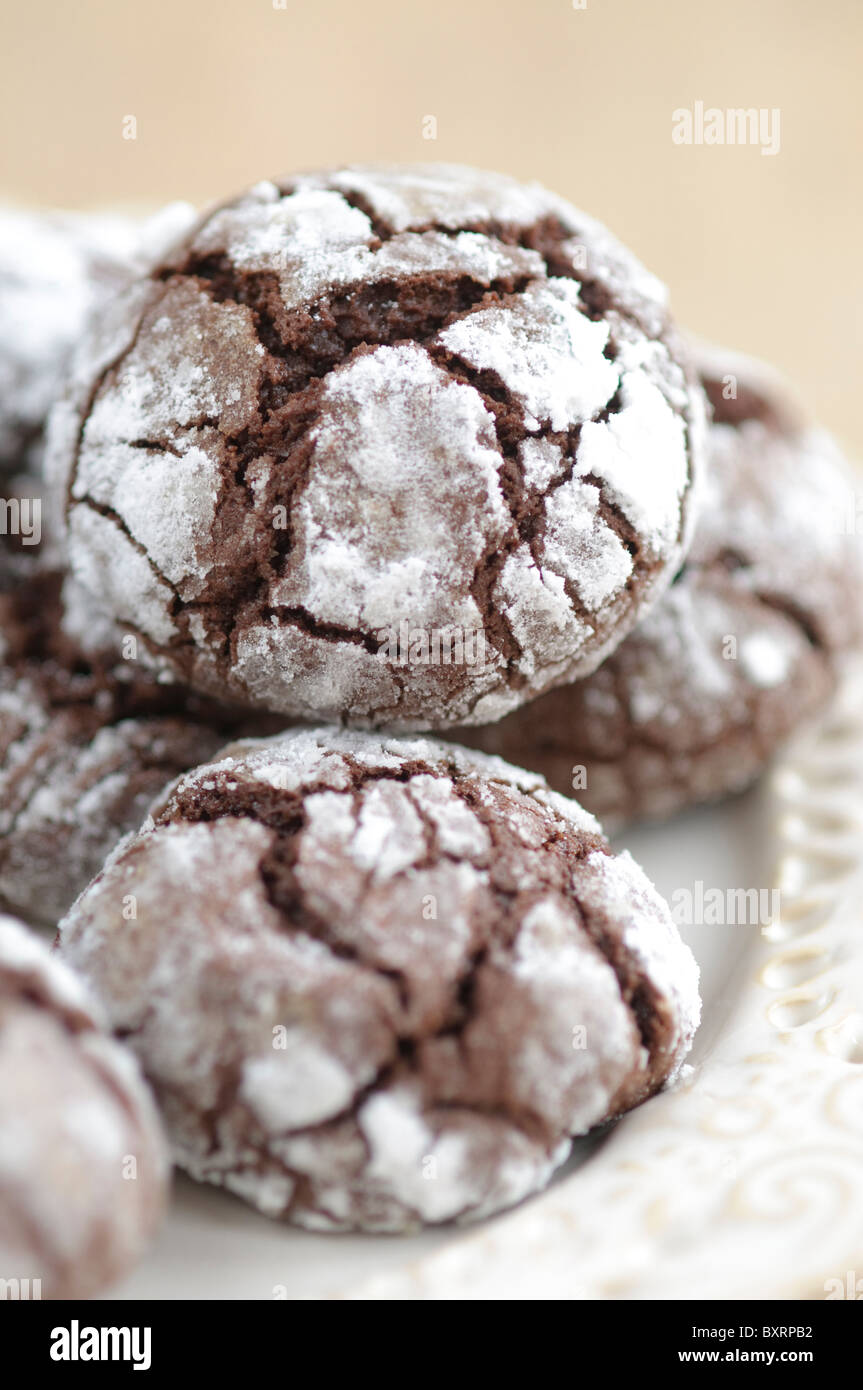 Les cookies au chocolat crinkles de sucre glace Banque D'Images
