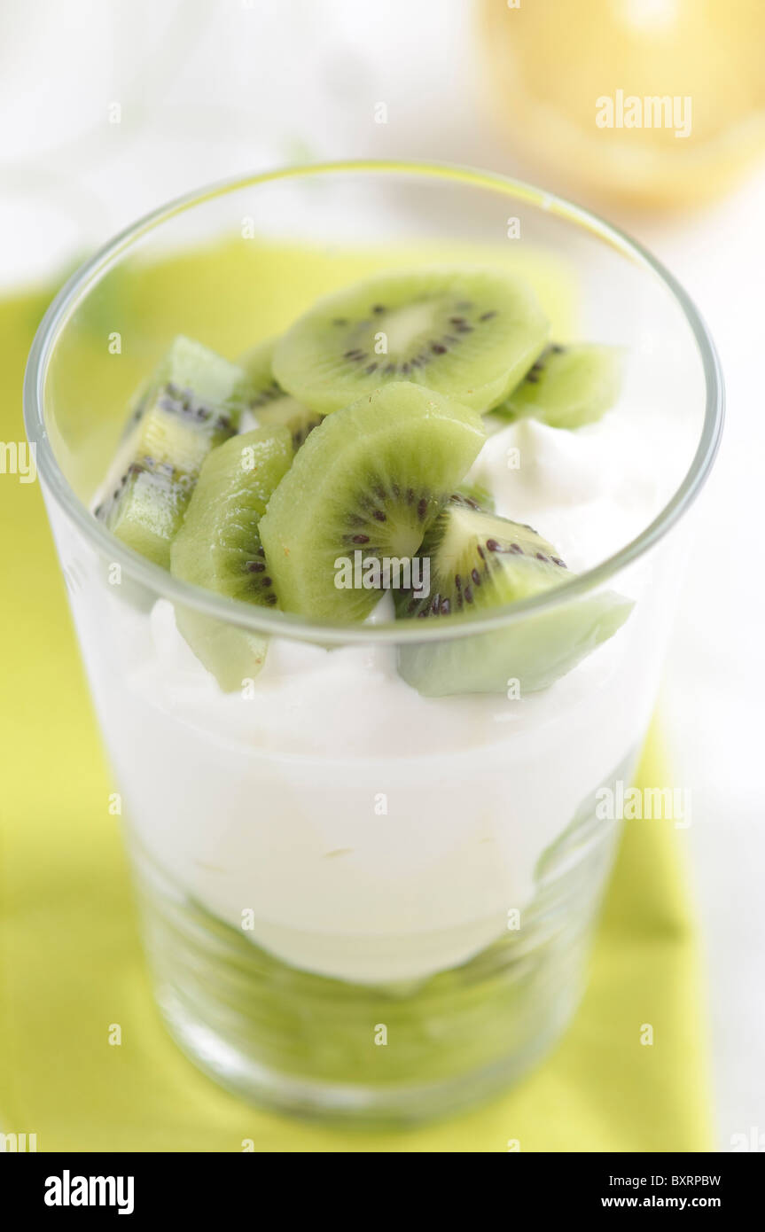 Kiwi avec du yaourt comme une saine alimentation Le petit déjeuner Banque D'Images