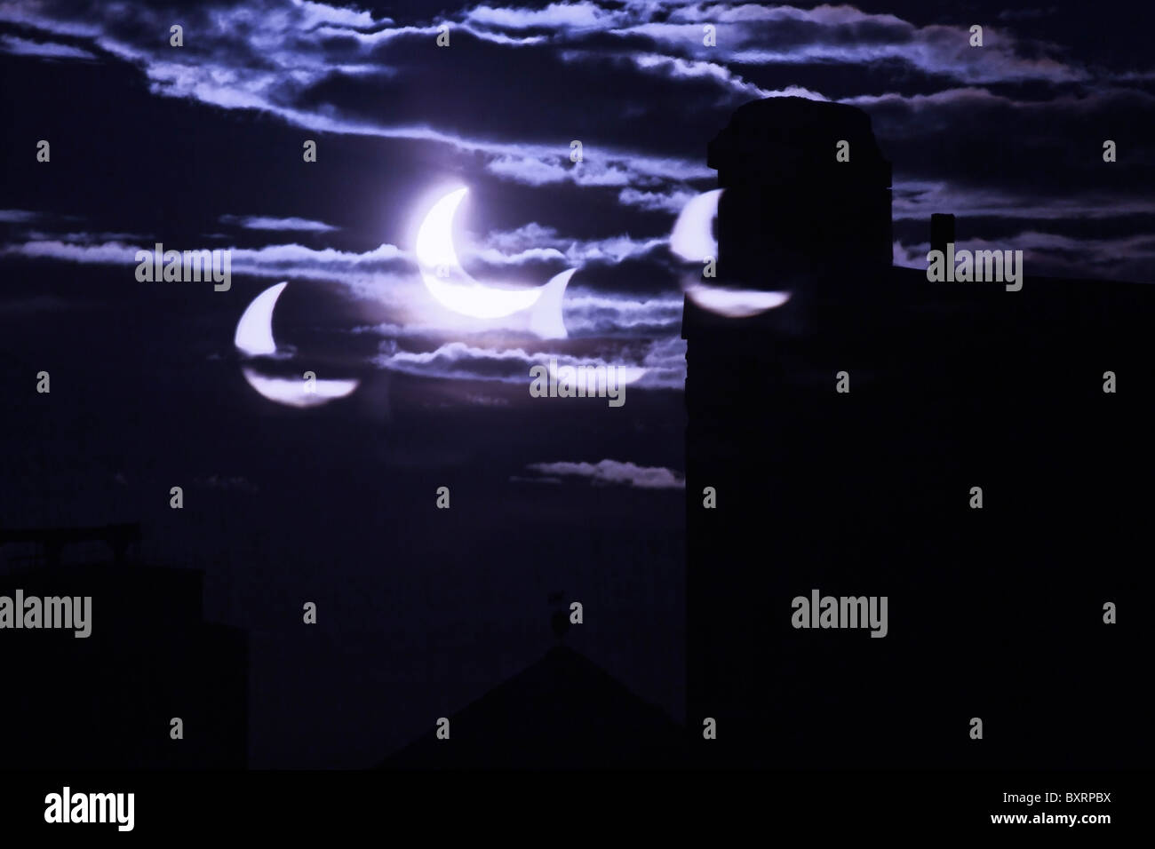 Éclipse solaire partielle au lever du soleil, vu de la Suède. 4 jan 2011. Plusieurs réflexions du soleil à partir d'une double-fenêtre en verre. Banque D'Images