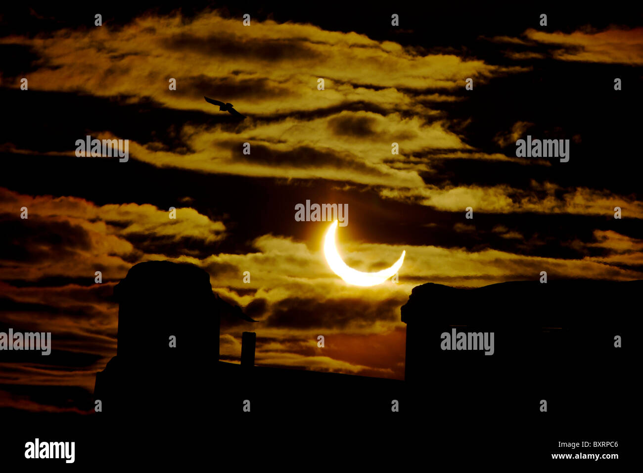 Éclipse solaire partielle au lever du soleil, vu de la Suède. 4 jan 2011. Banque D'Images