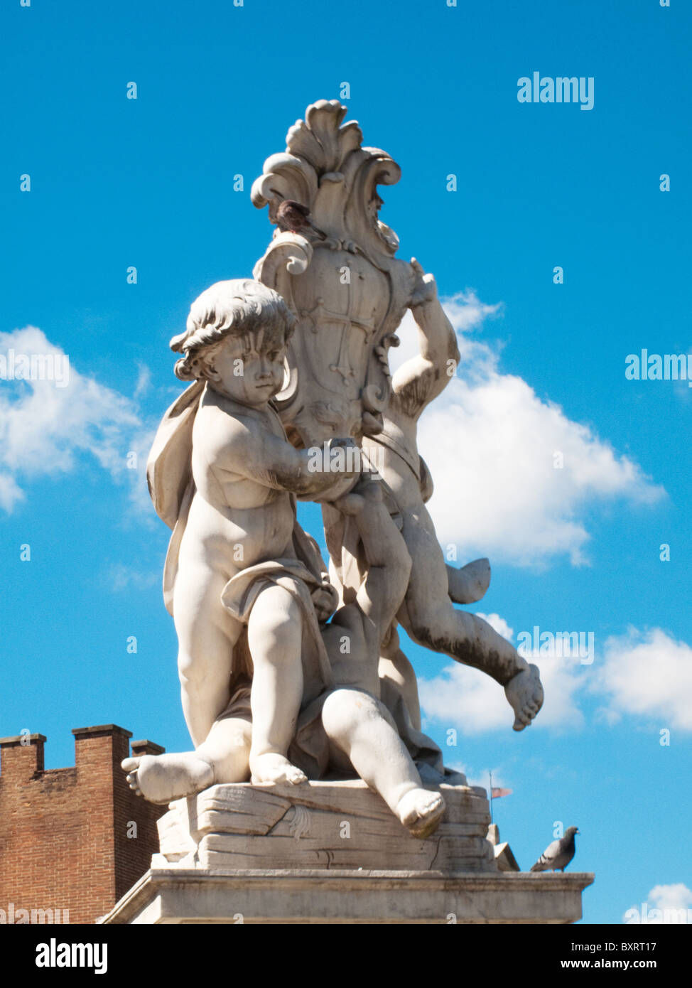 La statue en marbre de petits anges, Piazza dei Miracoli, Pisa, Toscane, Italie, Europe Banque D'Images