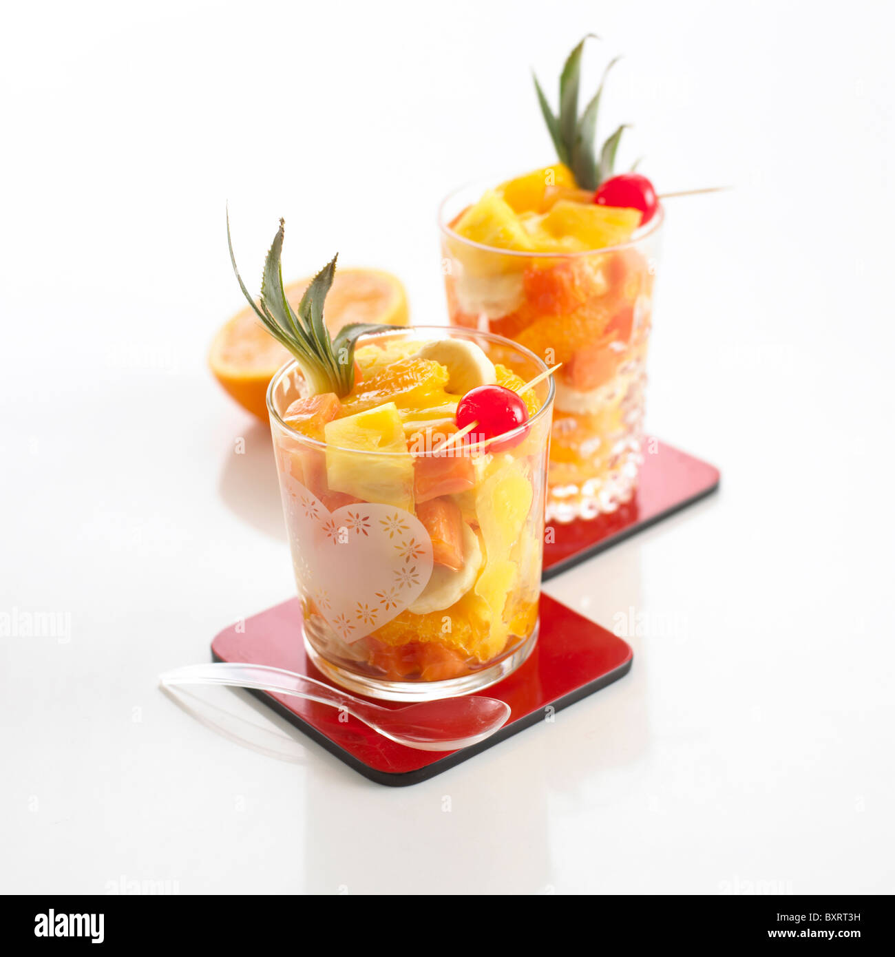 Deux tasses de cocktail de fruits frais Banque D'Images