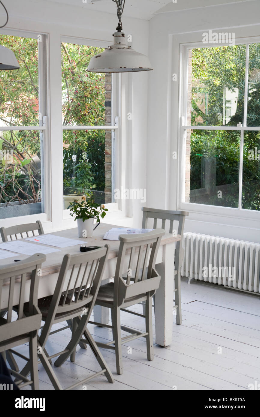 Blanc simple à manger avec table et chaises par windows Banque D'Images