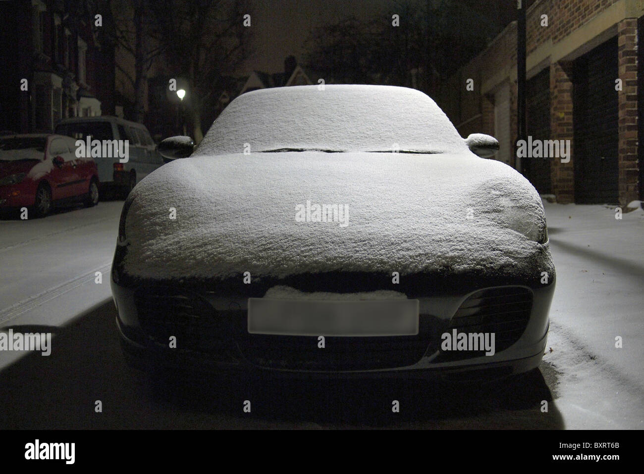 Neige de l'hiver, une couverture sur une Porsche Carrera 911 dans London England UK Banque D'Images