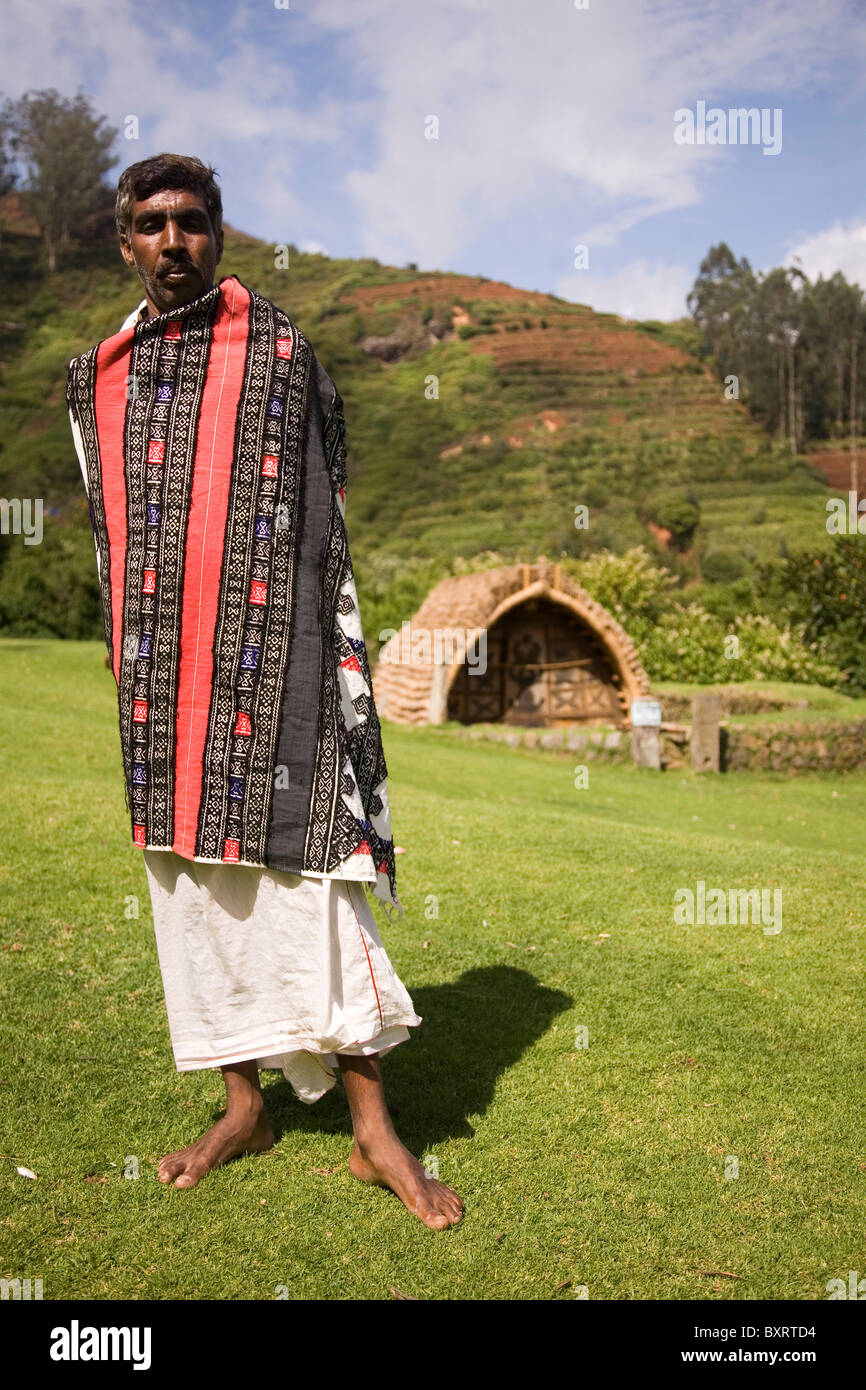 Un homme de la tribu Toda se place en avant du temple dans le jardin botanique d'Ooty Mund (village) dans la région de Tamil Nadu, Inde. Banque D'Images