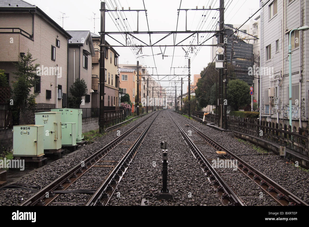 Les voies de chemin de fer au moyen d'un quartier résidentiel de Tokyo Japon Banque D'Images