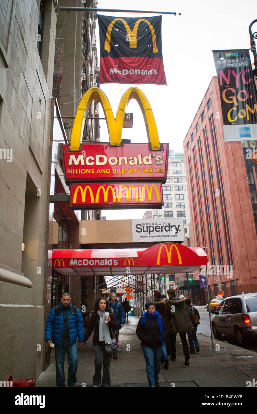 Les piétons passent un McDonald's restaurant fast food à Noho, à New York, le samedi, Janvier 1, 2011. (© Frances M. Roberts) Banque D'Images