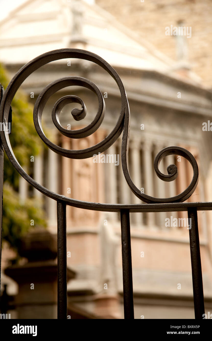 Garde-corps décoratifs avec Cappella Colleoni Bergame Italie en arrière-plan Banque D'Images