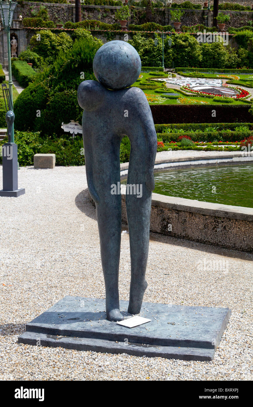 Des sculptures modernes, Jardin, Vila Garzoni, Collodi, Toscane, Italie Banque D'Images