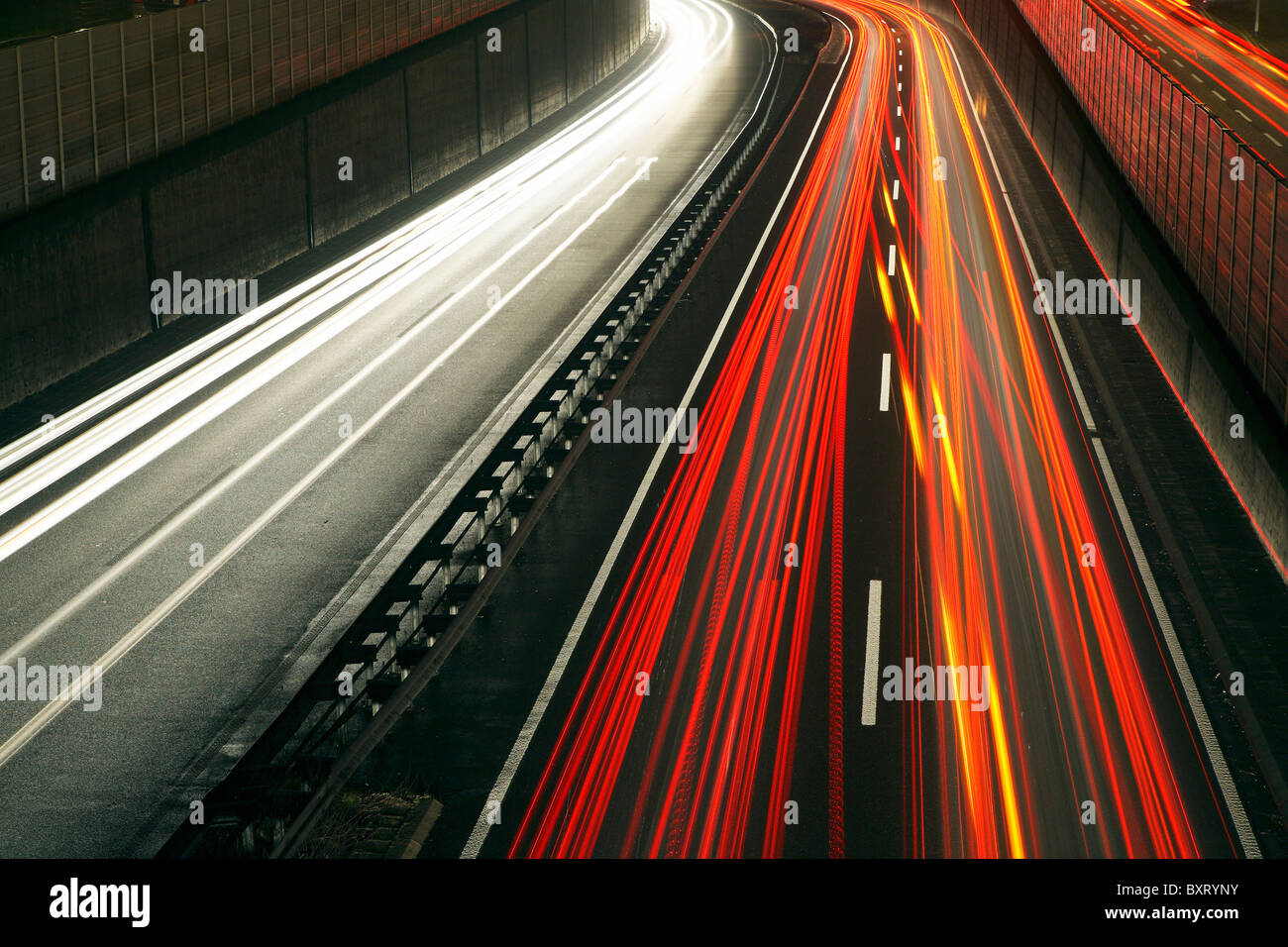 La circulation aux heures de pointe sur l'autoroute A40, Essen, Allemagne Banque D'Images
