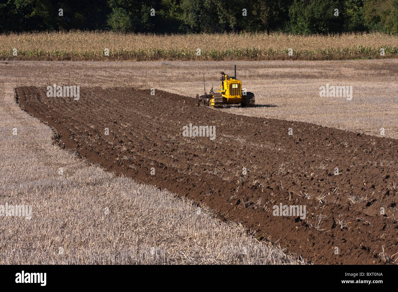 À l'aide d'un agriculteur Tracteur pour labourer un champ dans un labour, UK Banque D'Images